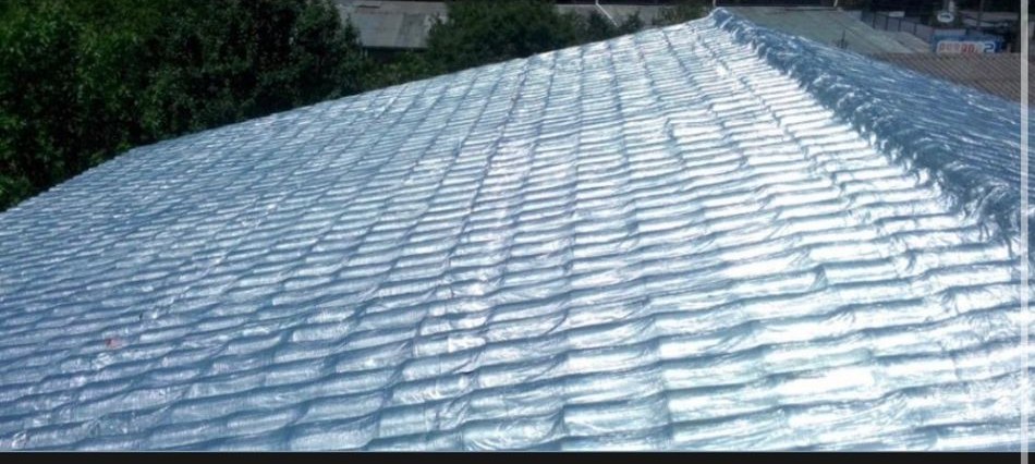 Aplicação de manta asfáltica aluminizada com maçarico em telhado