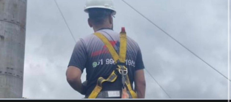 Profissional da Resolve Telhados com cinto de segurança trabalhando em telhado em Porto Alegre